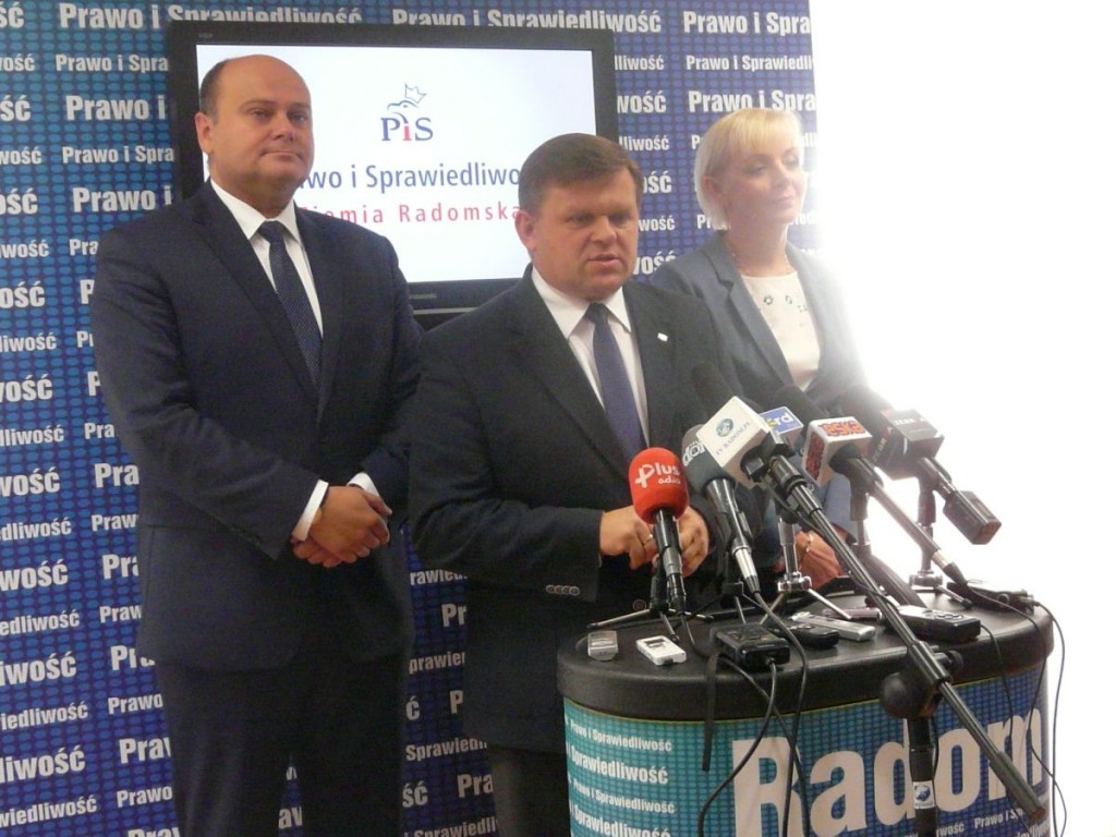 Wojciech Skurkiewicz (  środku)  został szefem PiS w Radomiu