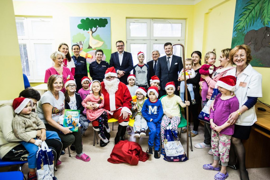 Mikołaj przyszedł z prezentami do dzieci w szpitalu
