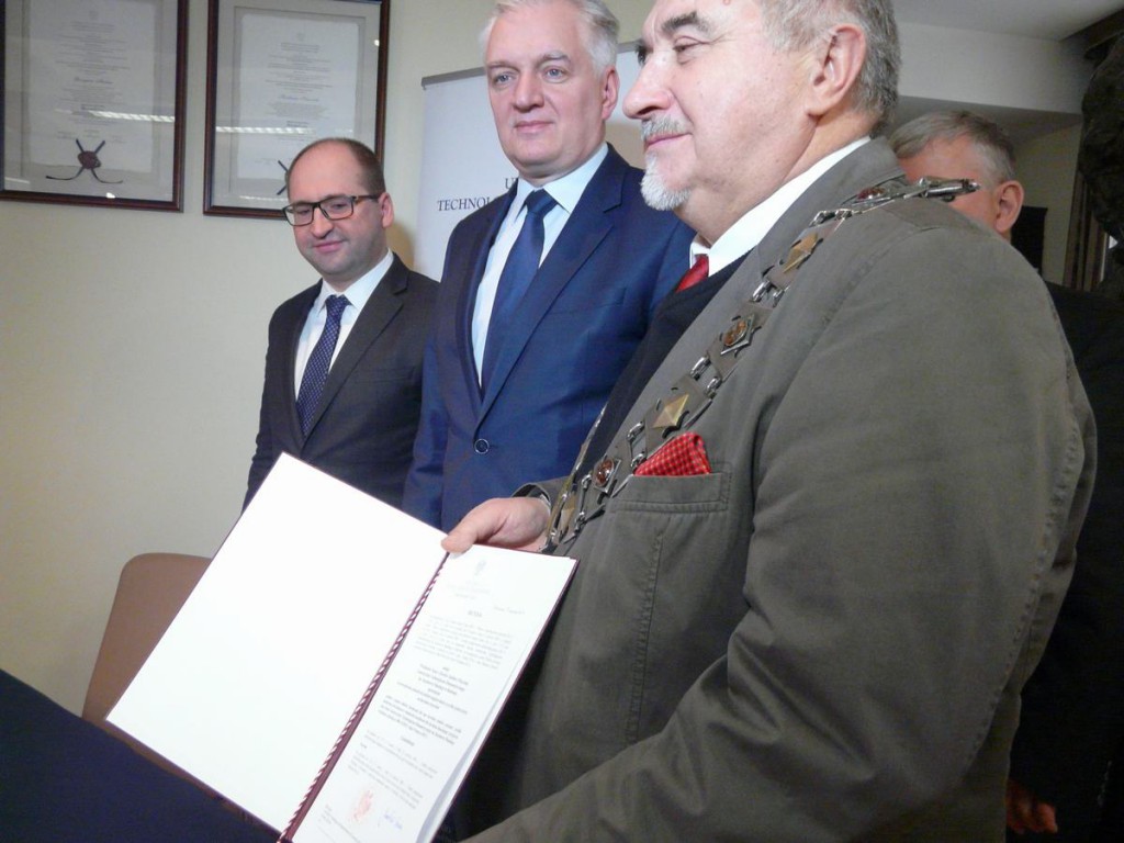 Decyzję podpisał w obecności m.in. rektora UTH wicepremier Gowin