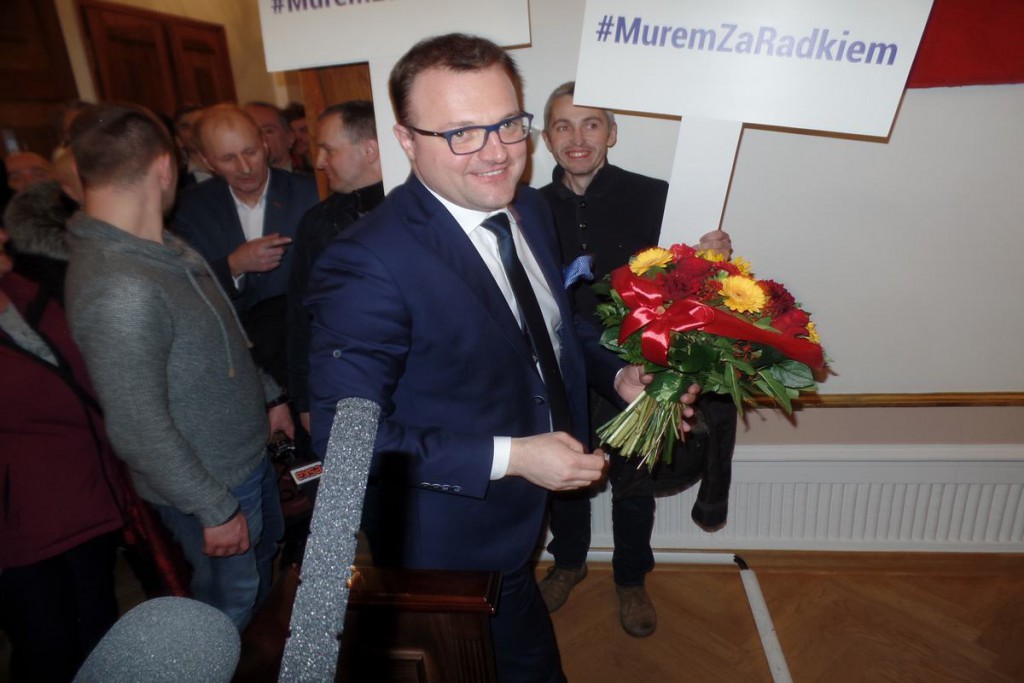 Prezydent z mandatem i kwiatami