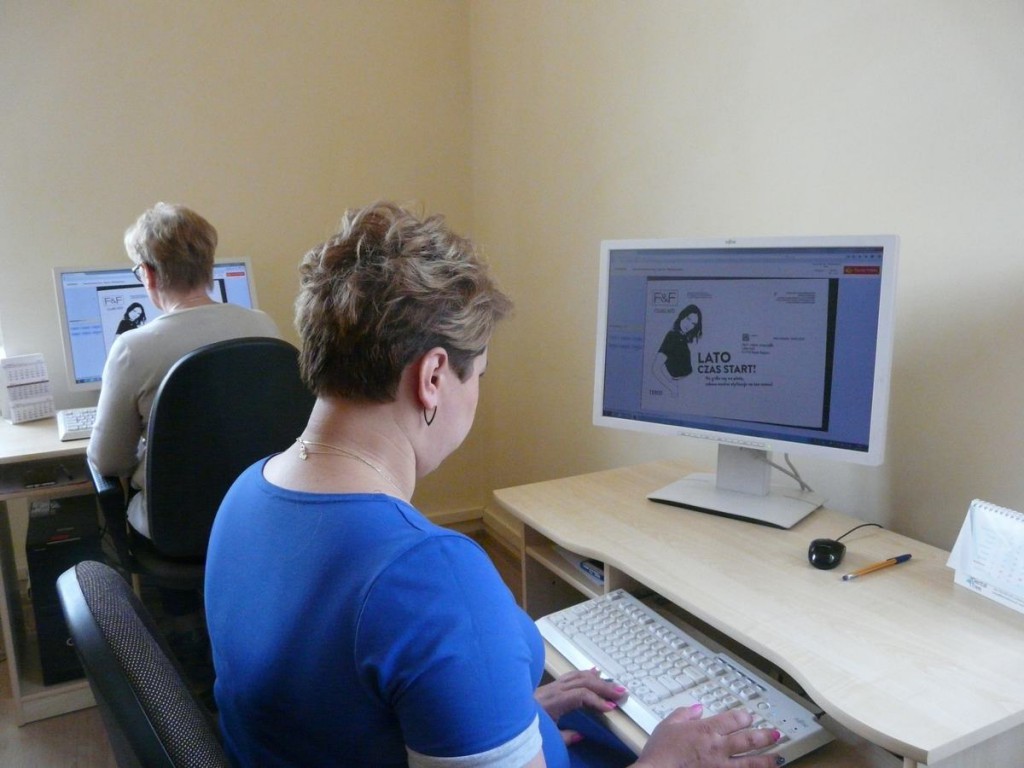 Pracownicy nanoszą z klawiatury właściwe dane do źle zaadresowanej przesyłki listowej
