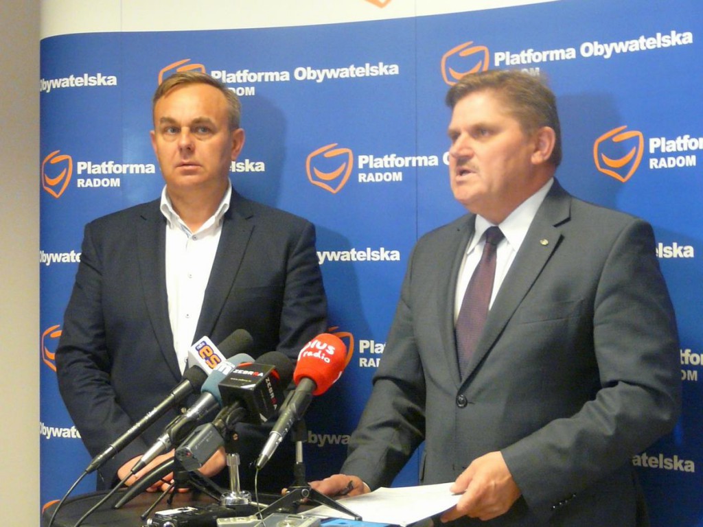 Wójt Leśnowoski zabiega o pomoc parlamentarzystów. Tu z Leszkiem  Ruszczykiem (PO)