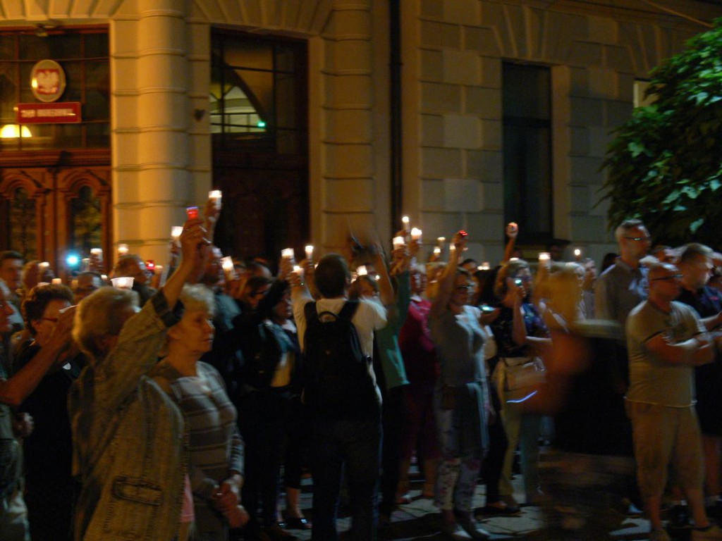 W miniony czwartek przed sądem protestowało kilkaset osób