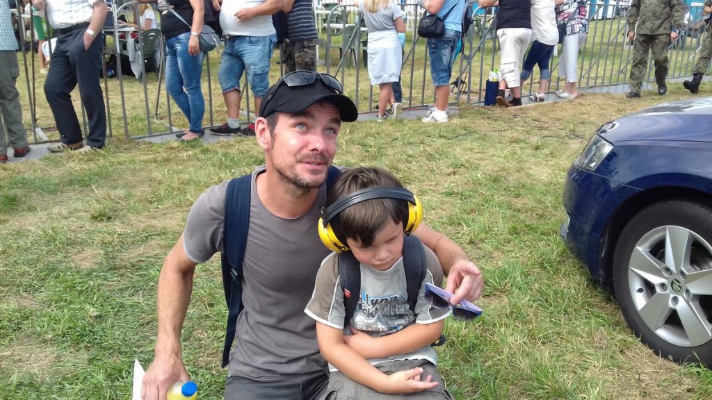 Pan Jakub ma w rodzinie tradycje lotnicze. Kacperek tez lubi samoloty, ale na razie nie lubi udzielać wywwiadów