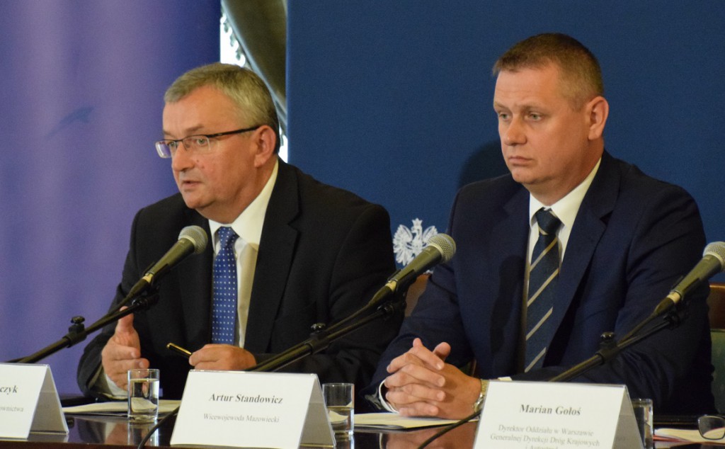 Minister Kowalczyk (z lewej) i wicewojewoda Standowicz