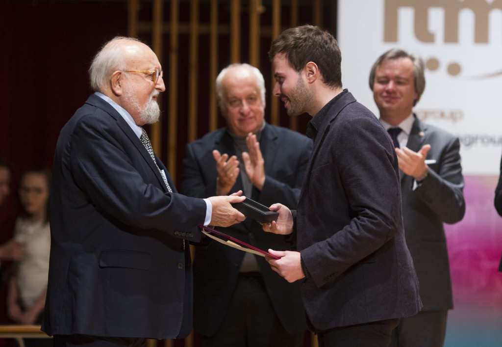 Laureatowi gratuluje Krzysztof Penderecki