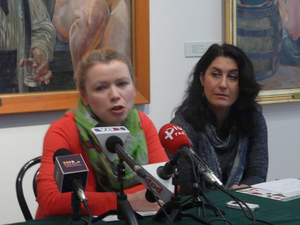 Paulina szymala (z lewej) zacheca do obejrzenia nowej ekspozycji dzieł Malczewskiego