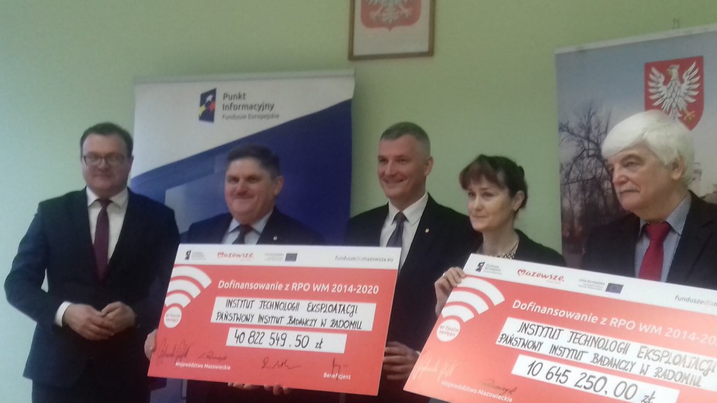 Umowę na dofinansowanie projektu dla Instytutu podpisał wicemarszałek Mazowsza Rafał Rajkowski w towarzystwie byłego marszałka Leszka Ruszczyka i prezydenta Radomia Radosława Witkowskiego