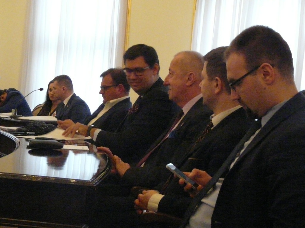 To olejna nadzwyczajna sesja. Na zdjęciu: kolegium prezydenckie