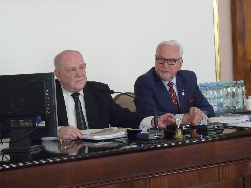 Obrady pod nieobecnośc Dariusza Wójcika prowadził wiceprzewodniczący Jerzy Pacholec. W roli wiceprzewodniczącego wystąpił też Andrzej Sobieraj