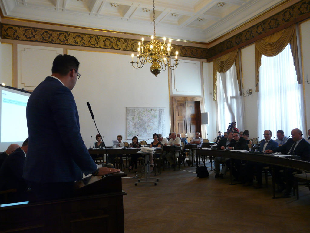 Wiceprezydent Frysztak nie przekonał radnych, że rogatka wymaga remontu