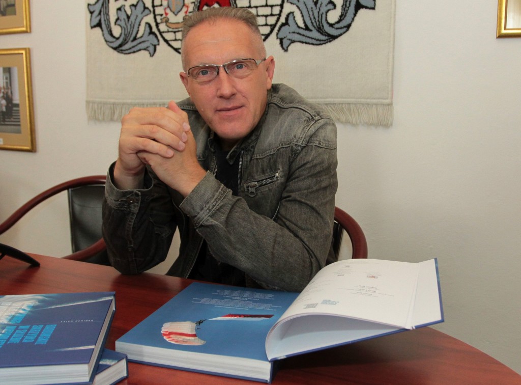 Autorem albumu jest Dariusz Osiej