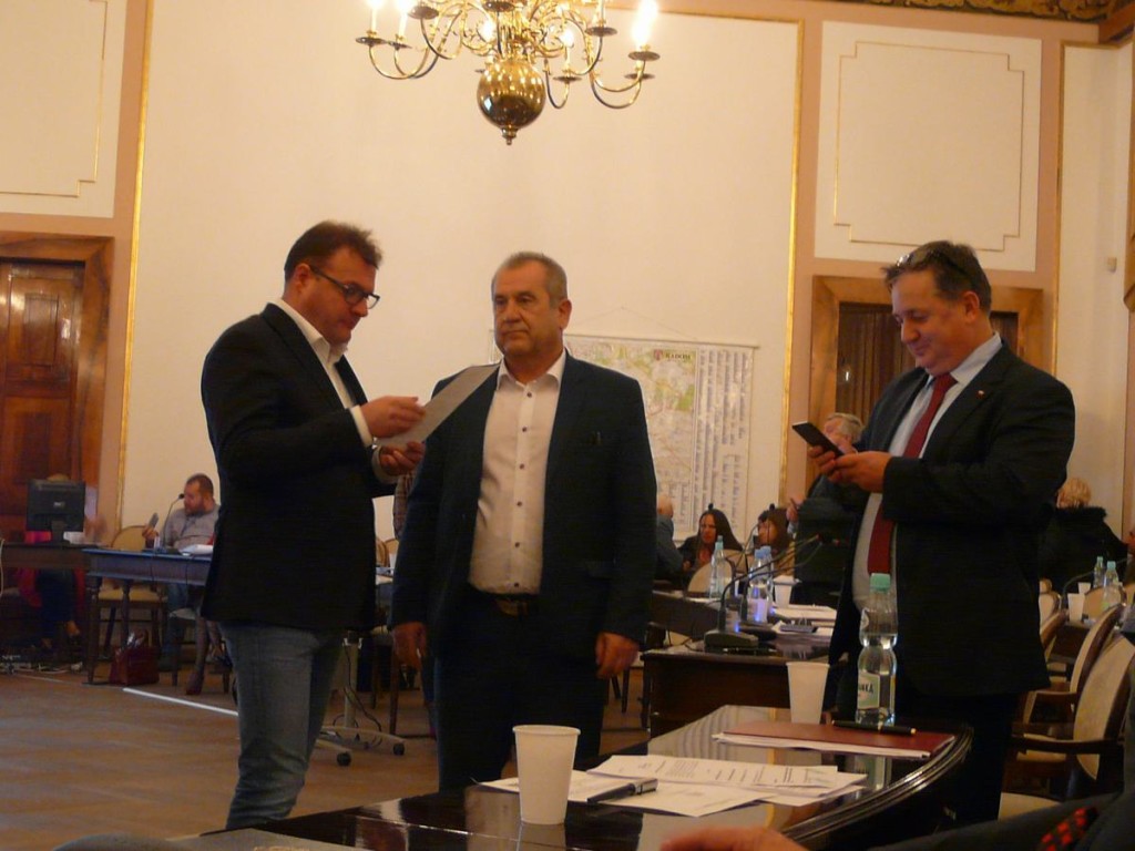 Prezydent nie przekonał szefa klubu radnych PiS (Dariusz Wójcik pierwszy z prawej)