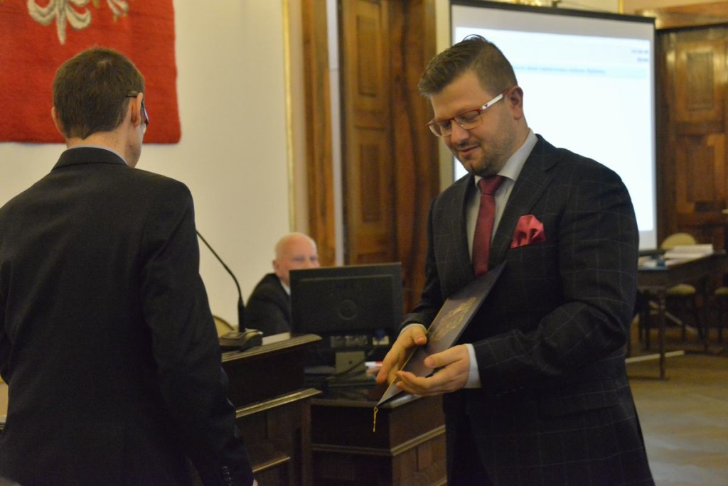 Jerzy Zawodnik zlozył mandat radnego (tu odbiera zaświadczenie o wyborze na radnego)
