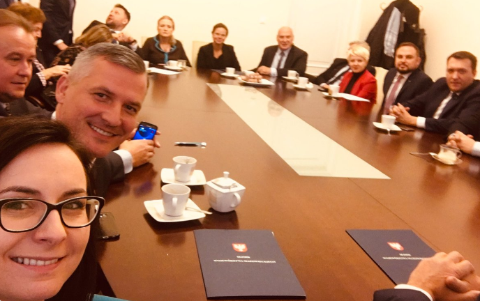 Posiedzenie klubu Koalicji Obywatelskije, drugi z lewej Rafał Rajkowski, dotychczasowy członek zarządu Mazowsza (Fot. Twitter/Gasiuk-Pihowicz)