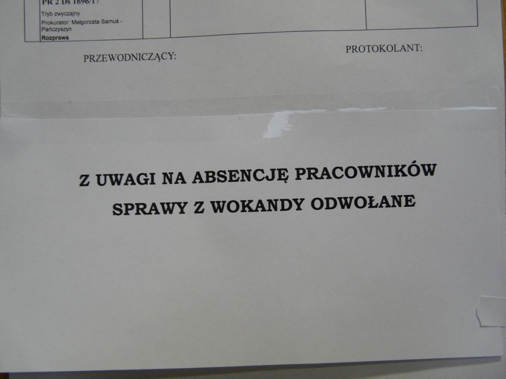 Takie informacje wiszą na drzwiach do sal sądowych