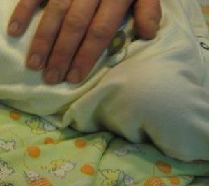 Dwumiesięczne dziecko zmarło w nieogrzewanej kamienicy. Przyczyna? Ostra niewydolność oddechowo-krążeniowa i początki zapalenia płuc