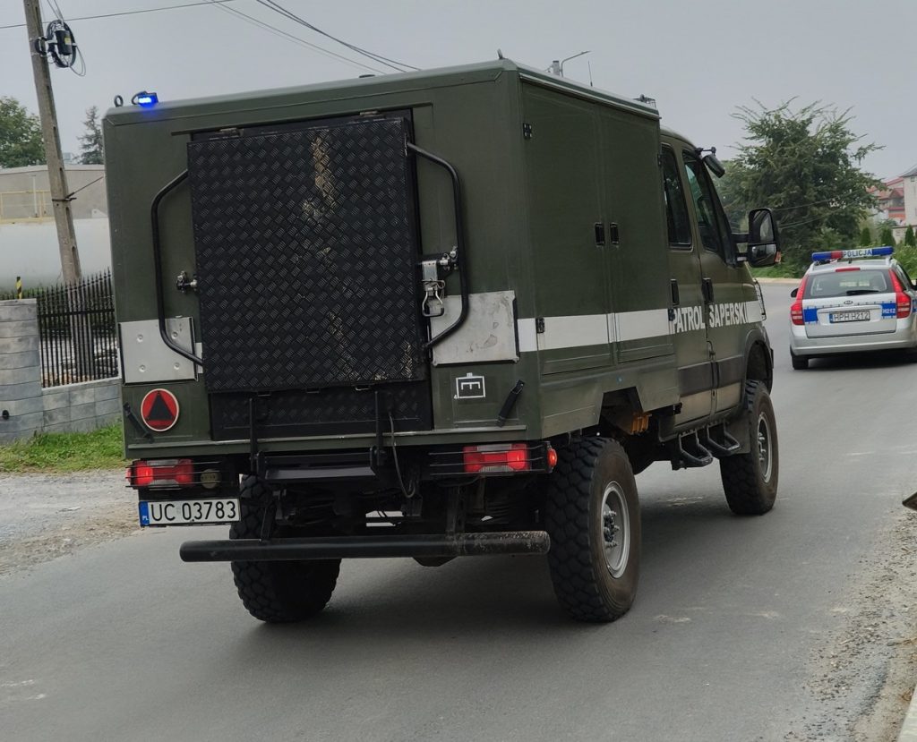 Mauser, amunicja, granaty i pociski artyleryjskie. Policjanci ujawnili duże ilości militariów u 46-latka z powiatu kozienickiego