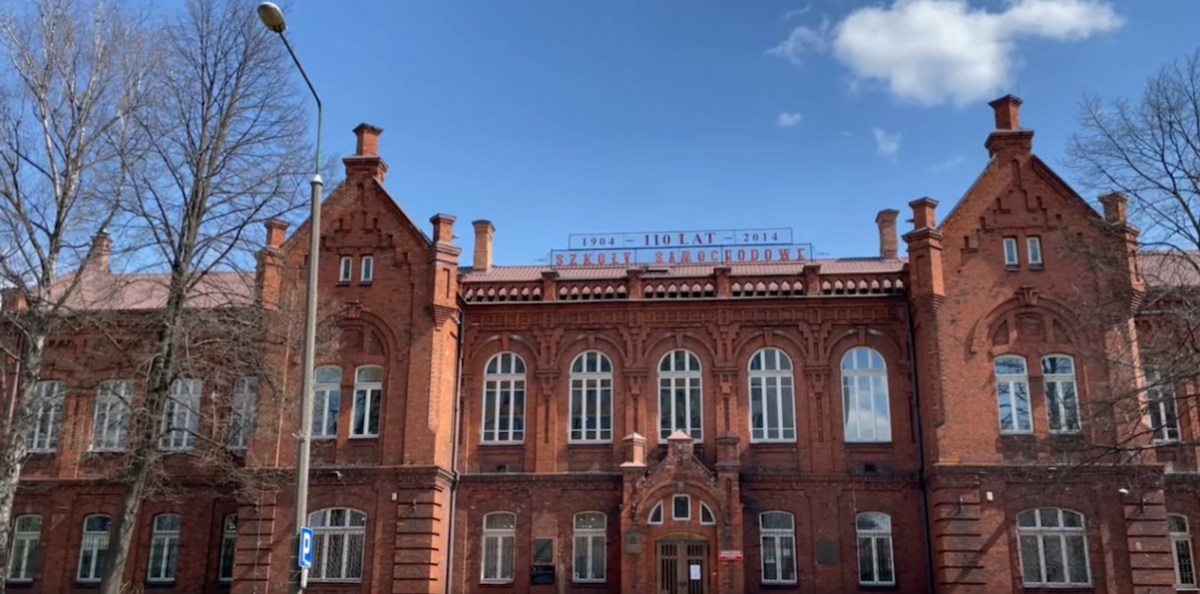 21-latek wtargnął na lekcję do technikum i zaatakował nauczyciela. Użył gaśnicy proszkowej, uderzył pedagoga w twarz