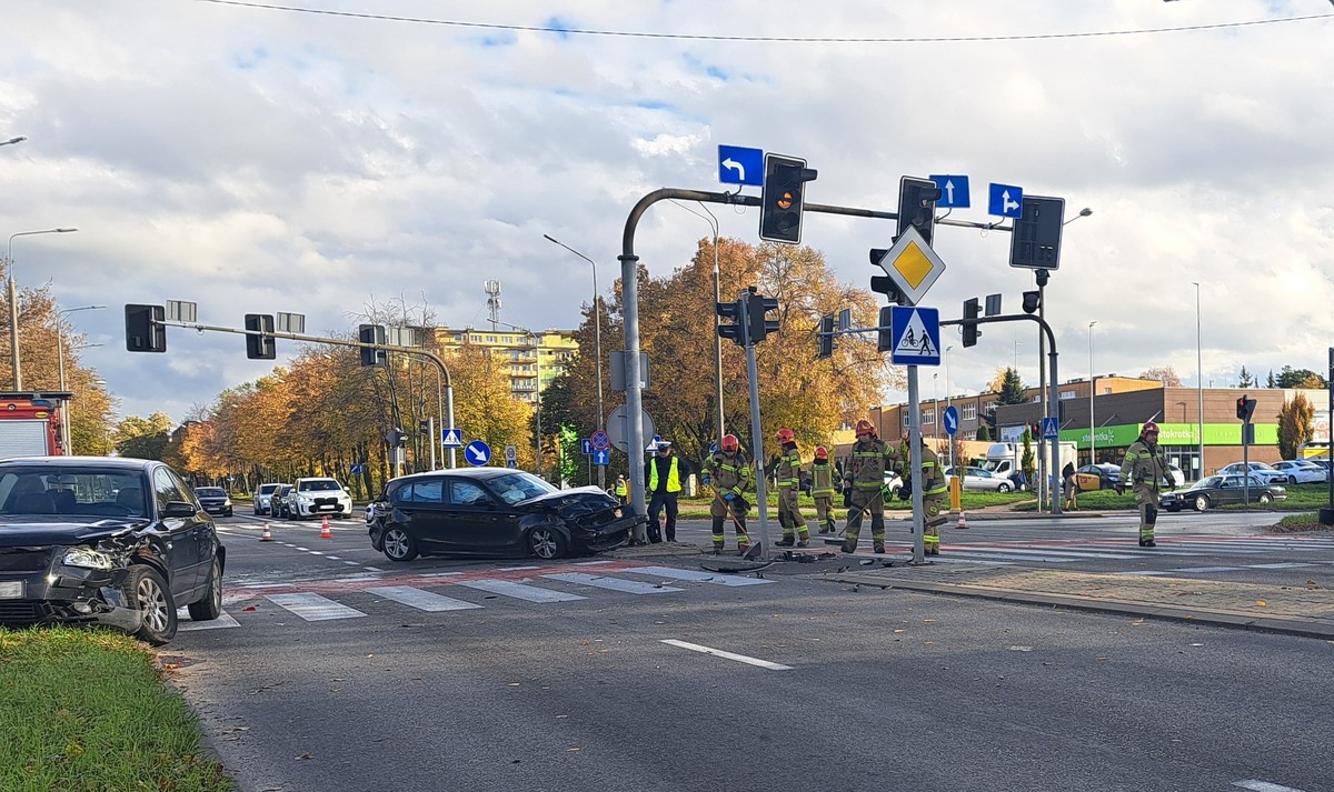 Zderzenie samochodów na skrzyżowaniu. Kierowca volkswagena wjechał na czerwonym świetle