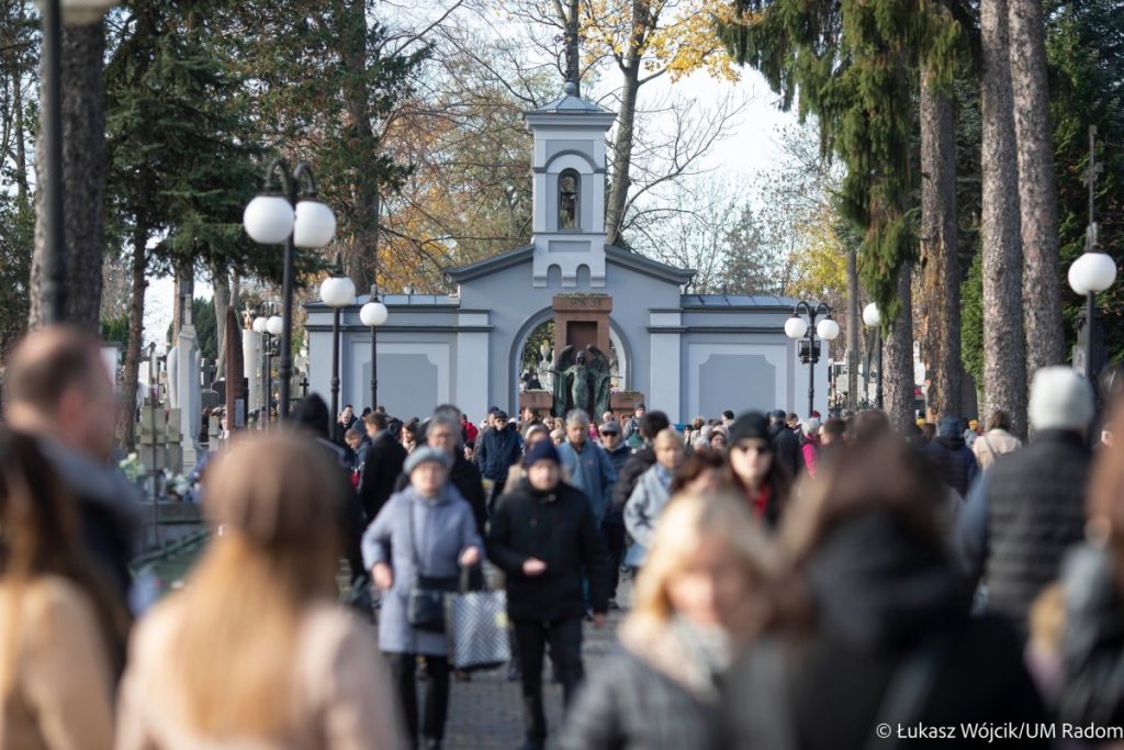 Radomianie tłumnie odwiedzili cmentarze. Na nekropolii przy ul. Limanowskiego odbyła się kwesta na odnowę zabytkowych nagrobków
