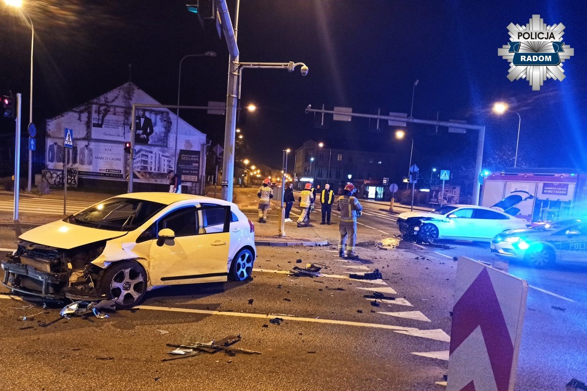 Kierowca nie zastosował się do sygnalizacji świetlnej. Po zderzeniu aut dwoje pasażerów trafiło do szpitala