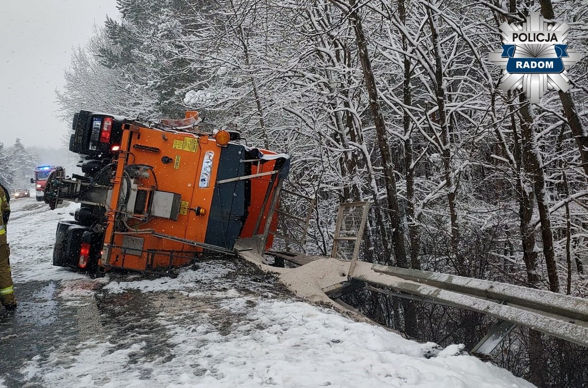 Po opadach śniegu trudne warunki na drogach. Pługopiaskarka przewróciła się na bok i zatrzymała na barierach ochronnych
