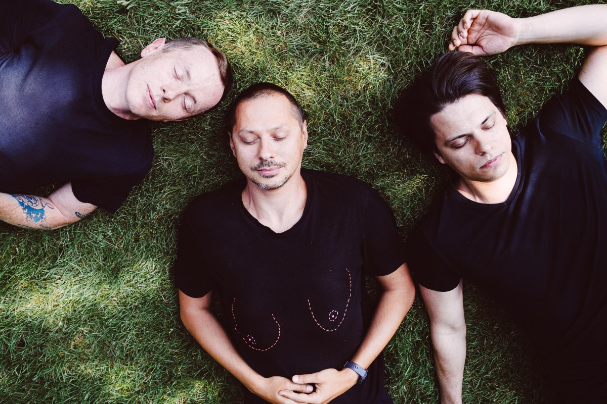 Koncert muzyki performatywnej na wystawie w Elektrowni. Artyści nie tylko malują, ale również tworzą zespół muzyczny