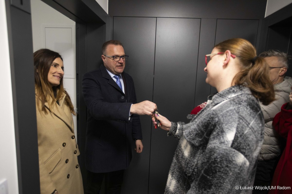 Blok przy ul. Piastowskiej na Michałowie budowany przez miasto gotowy. Pierwsi lokatorzy odebrali już klucze