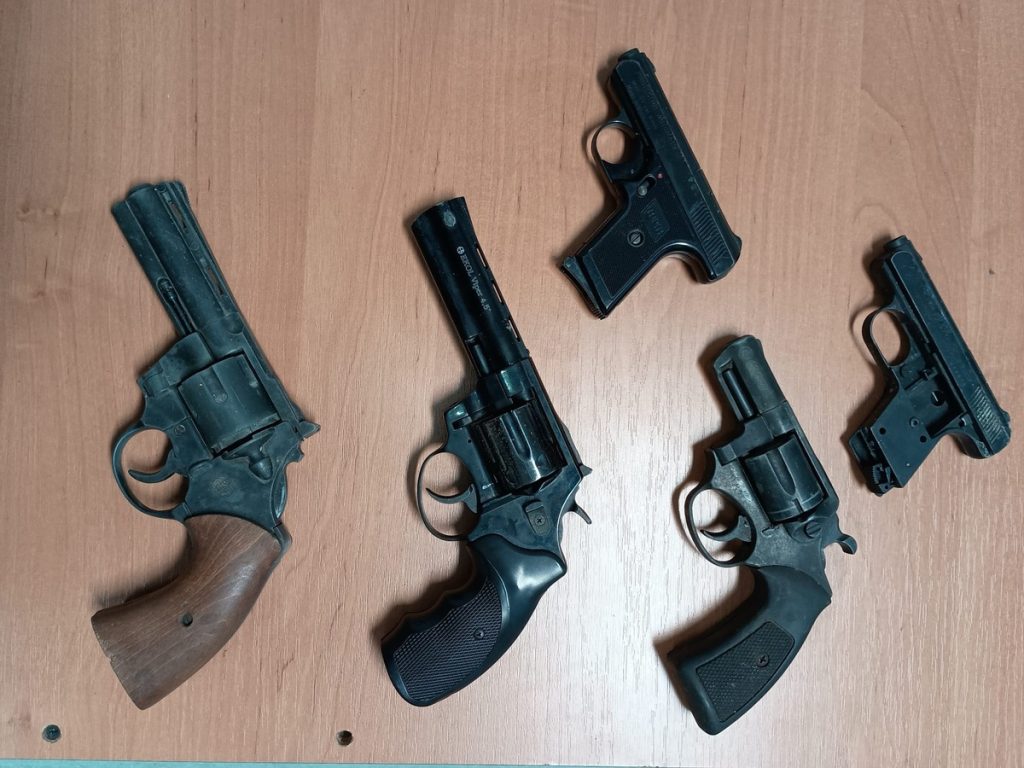 Nielegalna broń i marihuana na posesji pod Grójcem. Dwaj mężczyźni zatrzymani (WIDEO, ZDJĘCIA)