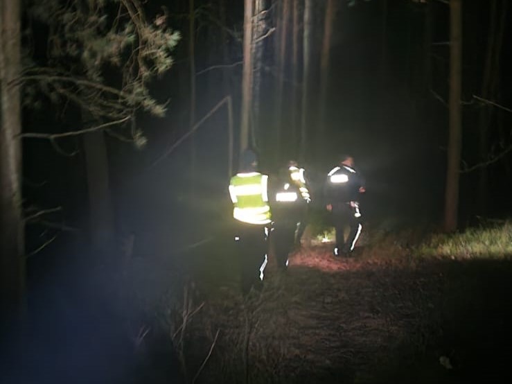 Policjanci z psem tropiącym, strażacy, mieszkańcy i dron poszukiwali zaginionego 30-latka. Całą noc spędził w lesie, został odnaleziony