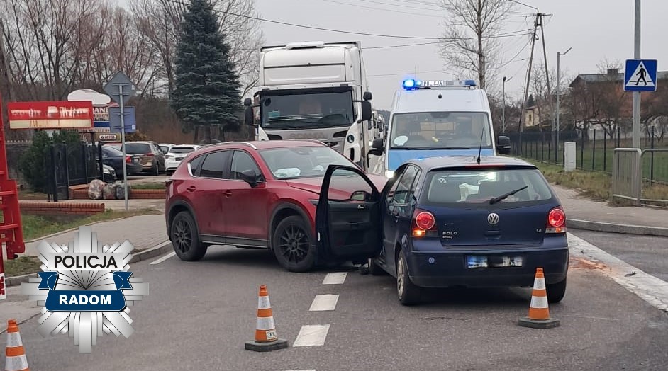 Dwa samochody zderzyły się w Mleczkowie. Poszkodowana kobieta odwieziona została do szpitala