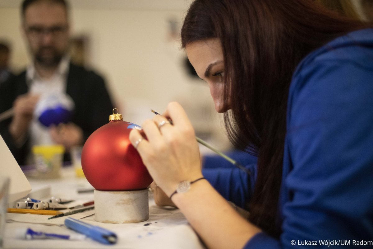Kup oryginalną bombkę choinkową i pomóż chorej Julii. Ozdoby można będzie licytować w internecie