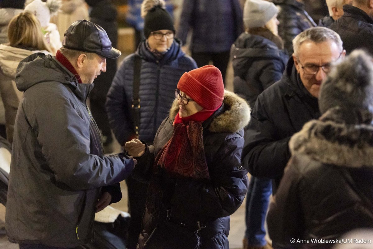 Weekendowy jarmark świąteczny. Radomianie podzielili się wigilijnym opłatkiem i składali sobie życzenia(ZDJĘCIA)