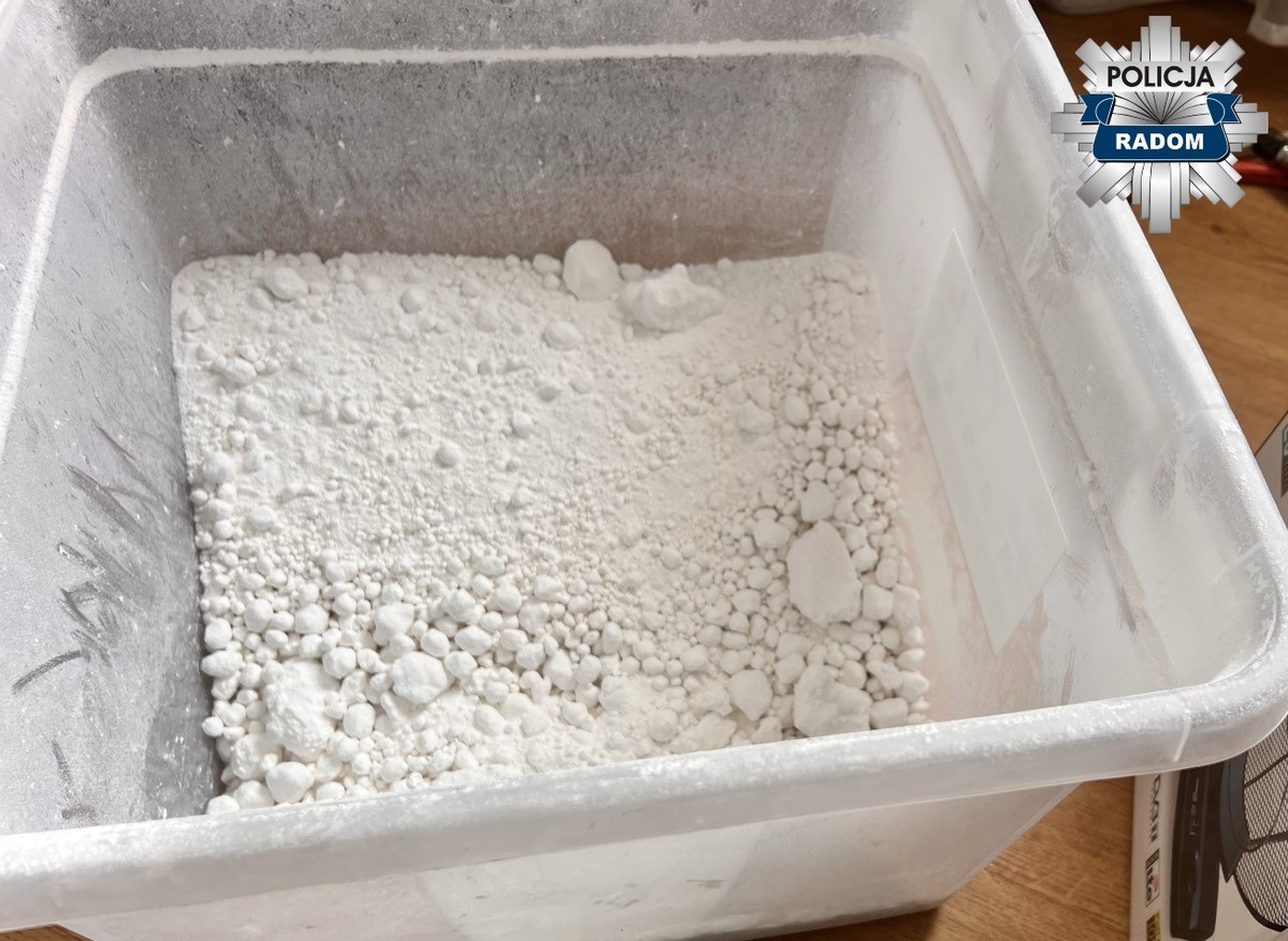 Prawie 5 kg amfetaminy i marihuany znaleźli policjanci na terenie posesji w Radomiu. Trzej mężczyźni zatrzymani