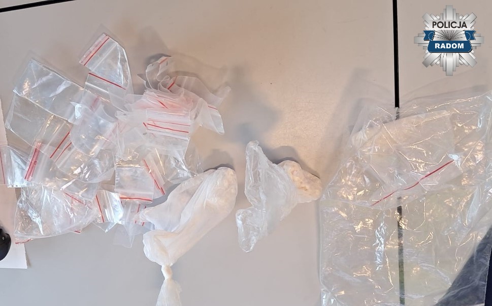 Drogówka zatrzymała samochód. Kierowca miał narkotyki, pasażerka również. Ponadto 47-latek był poszukiwany przez sąd