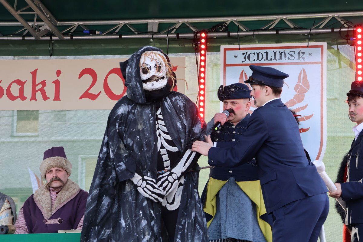 Kusaki w Jedlińsku. Śmierć się upiła i zgubiła kosę, ale sprawiedliwość ludowa ją dopadła i ścięła kostusze głowę