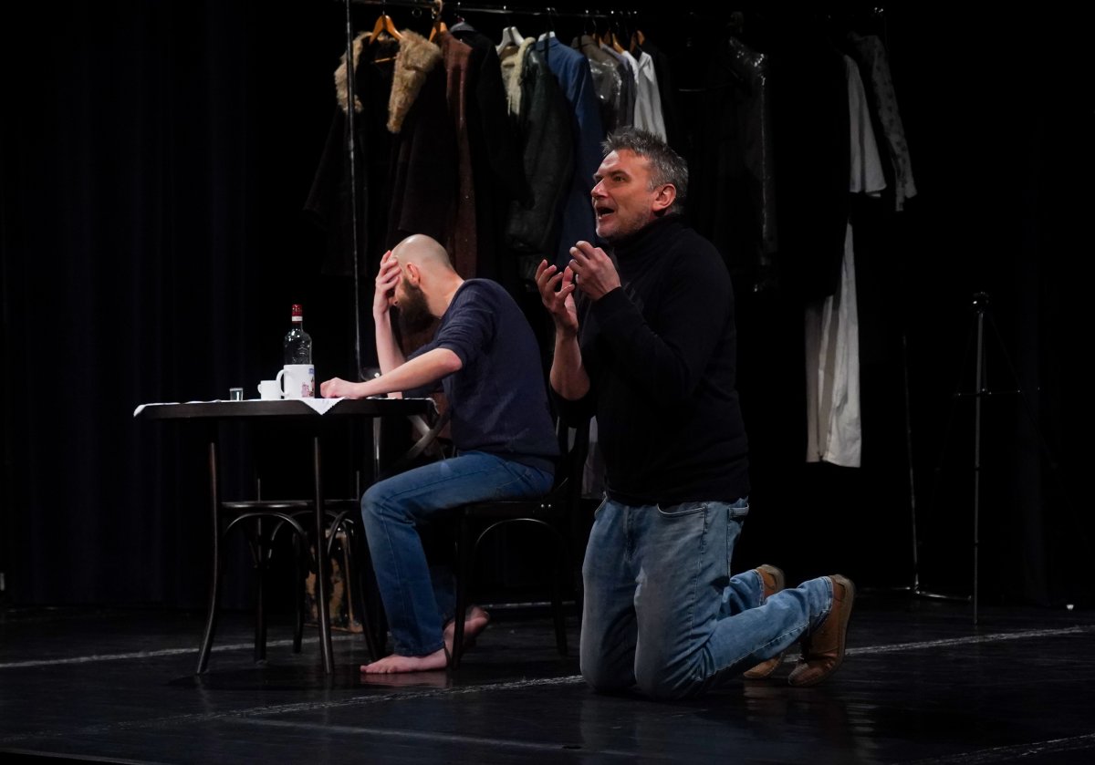 W pętli wstydu. Resursa zaprasza na spektakl teatralny inspirowany opowiadaniem Marka Hłaski