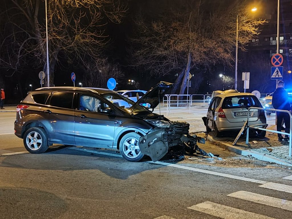 Dwa samochody zderzyły się na ul. Kościuszki. Pasażer został odwieziony do szpitala