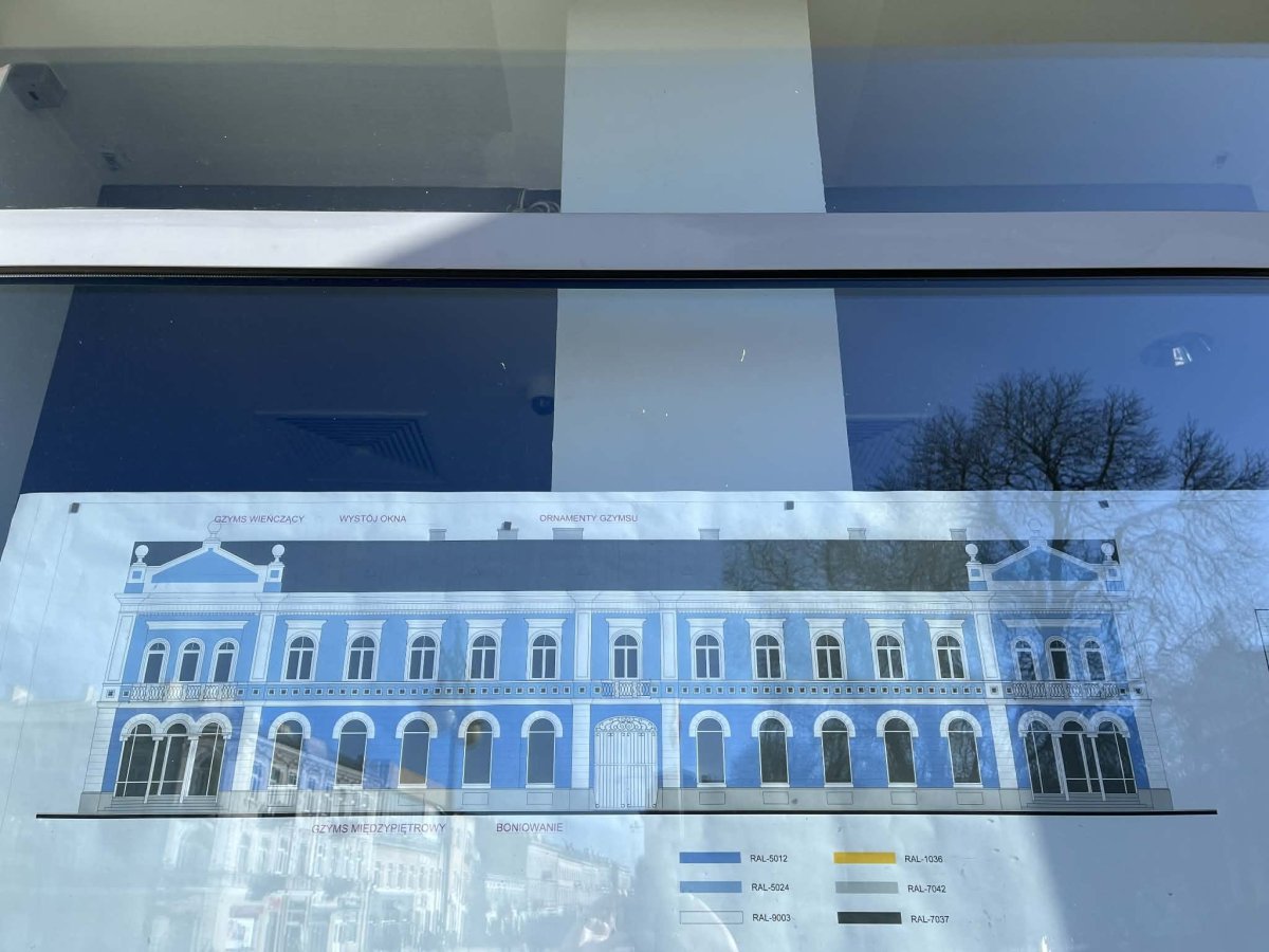 Odnawiają elewację kamienicy Staniszewskich przy Placu Konstytucji 3 Maja. Zbudowano ją w drugiej połowie XIX wieku