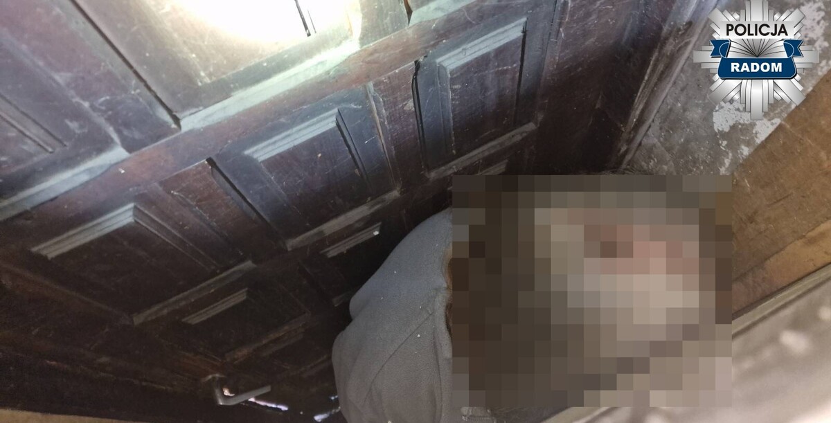 Ukrywał się przed wymiarem sprawiedliwości… 16 lat. Ale policjanci i tak znaleźli jego sprytną kryjówkę