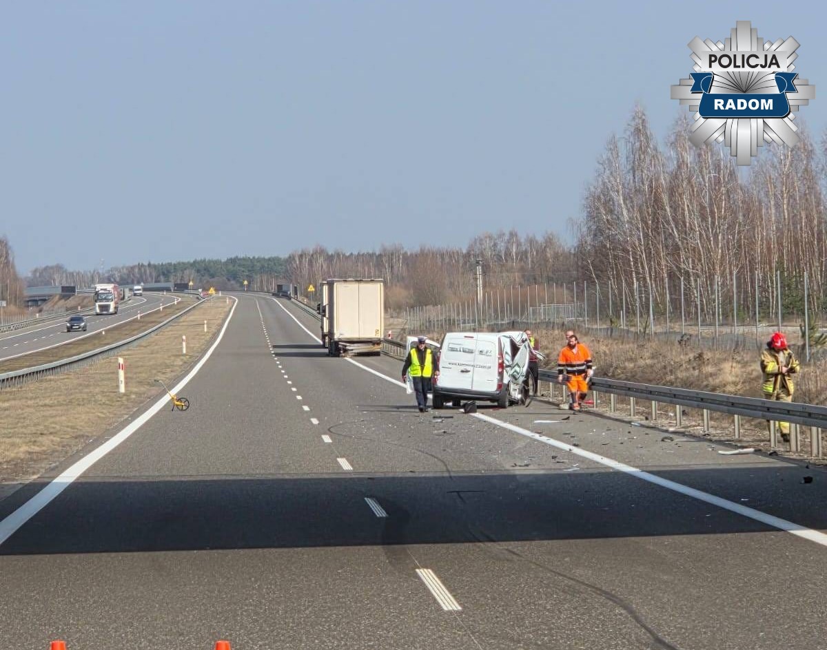 Na ekspresowej „siódemce” auto osobowe uderzyło w tył naczepy ciężarówki. Dwie osoby są ranne