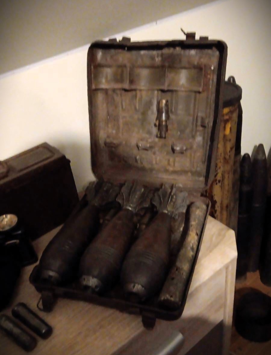 22-latek zatrzymany w sprawie posiadania militariów z II wojny światowej. Broń i amunicję miał na posesji w Kozłowie