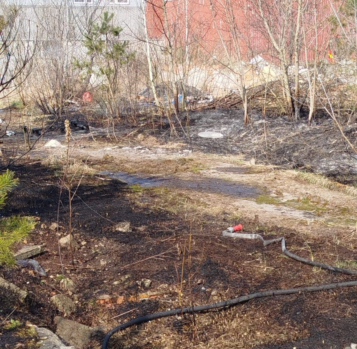 50-latek wypalał śmieci i trawy. Poparzonego mężczyznę śmigłowcem odtransportowano do szpitala, gdzie zmarł