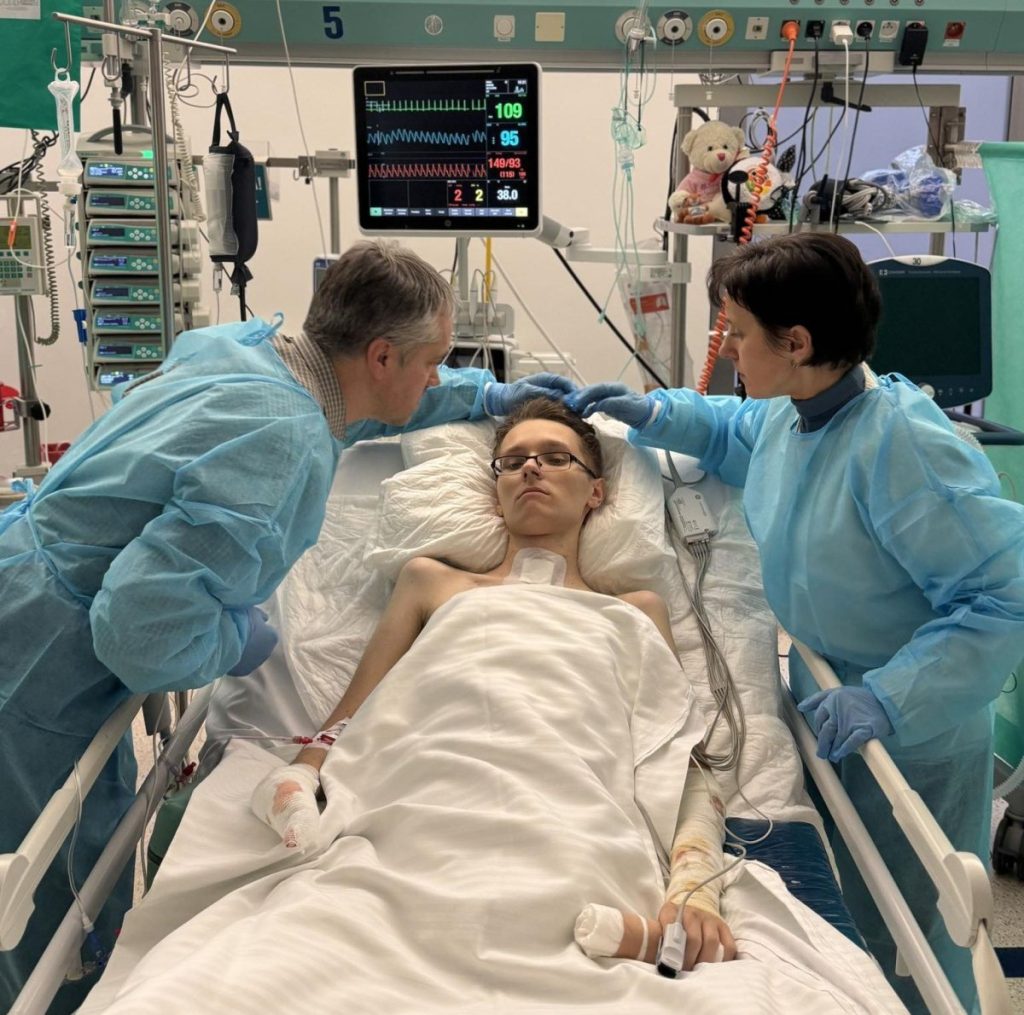 Do Dominika Hołuja wróciło dobro. W ciągu jednego dnia uzbierano na leczenie i rehabilitację 17-latka prawie 1,5 mln zł!