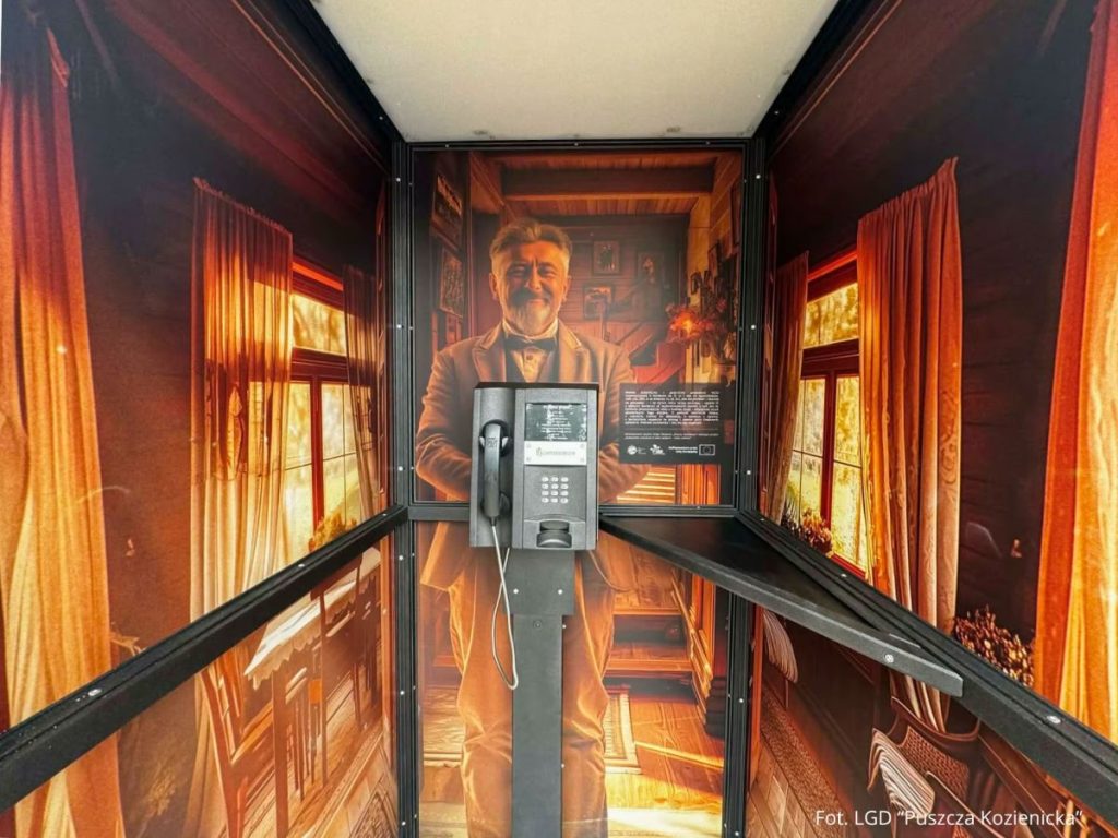 Po podniesieniu słuchawki usłyszymy opowieść o historii miejsca. Nietelefoniczna atrakcja w Garbatce Letnisko