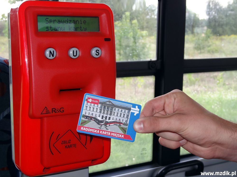 Łatwiej kupić bilet na autobus, zaplanować podróż, zapłacić za parkowanie… MZDiK ogłosił przetarg na projekt karty miejskiej w telefonie