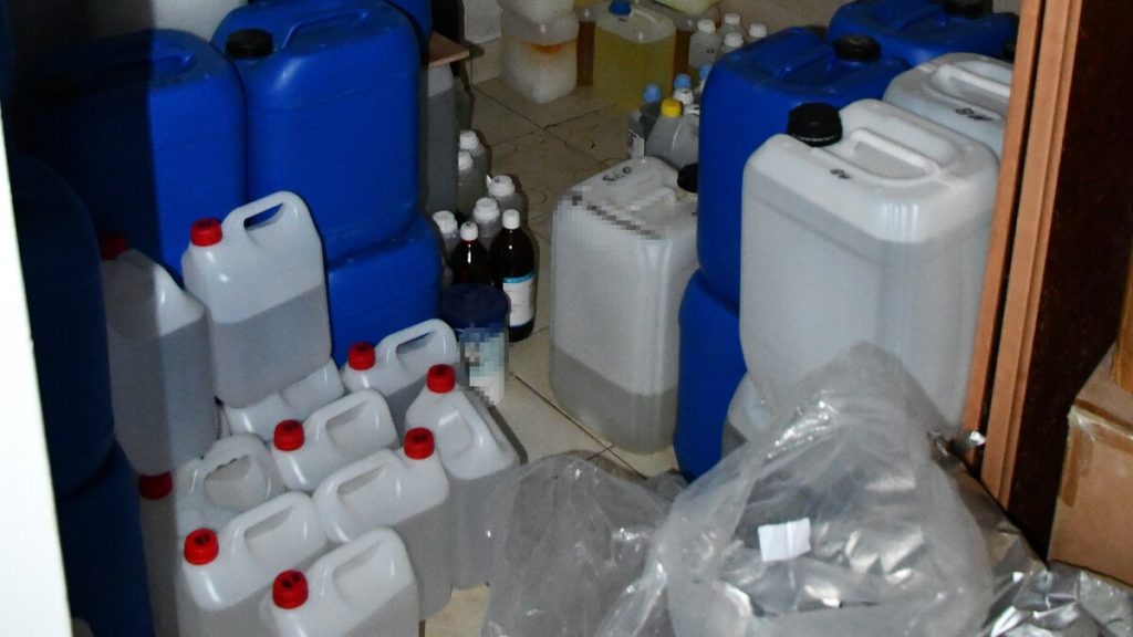 Widowiskowa akcja komandosów. W Warszawie i Radomiu zatrzymano 11 osób zajmujących się produkcją substancji zabronionych w sporcie. Zobacz wideo z akcji!