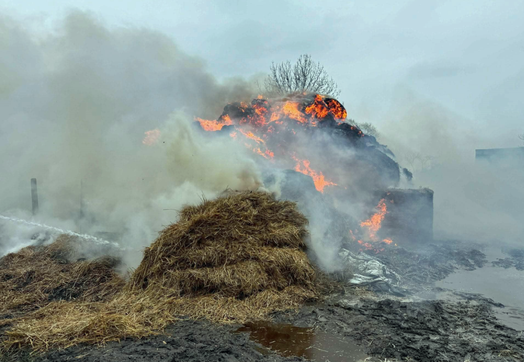 Dwaj mężczyźni i kobieta podpalali baloty słomy na polach. Straty wyniosły ponad 20 tys. zł