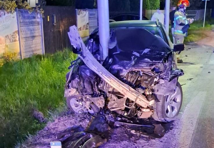 Wypadek w Makowcu. BMW zderzyło się z ciężarowym Volvo, samochód osobowy wjechał w słup oświetleniowy. Jedna osoba została ranna